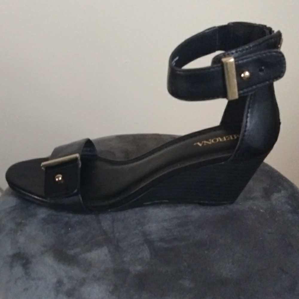 Sandals - Picture 2 of 3